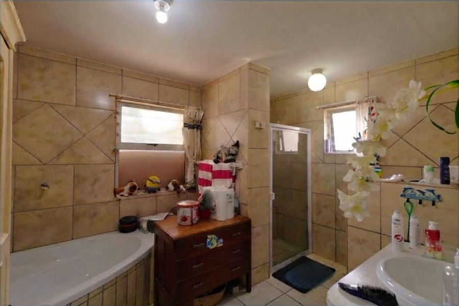 6 Bedroom Property for Sale in Sandbaai Western Cape